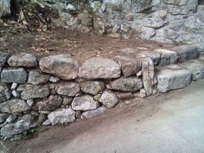 Muret en pierre en entrée de sentier - Ardèche